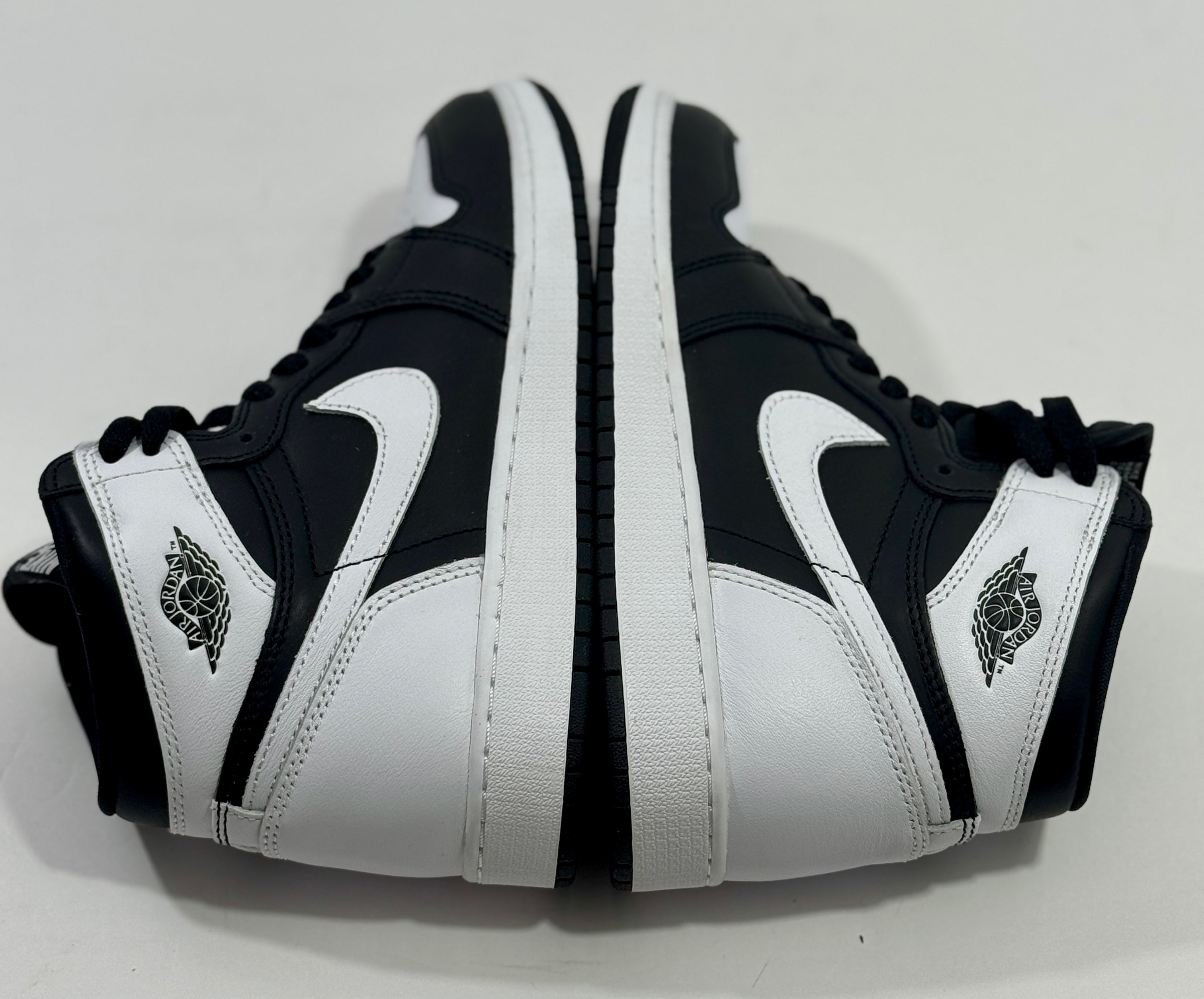 NEW SIZE 6.5 YOUTH- AIR JORDAN 1 RETRO HIGH OG "BLACK WHITE" 2024