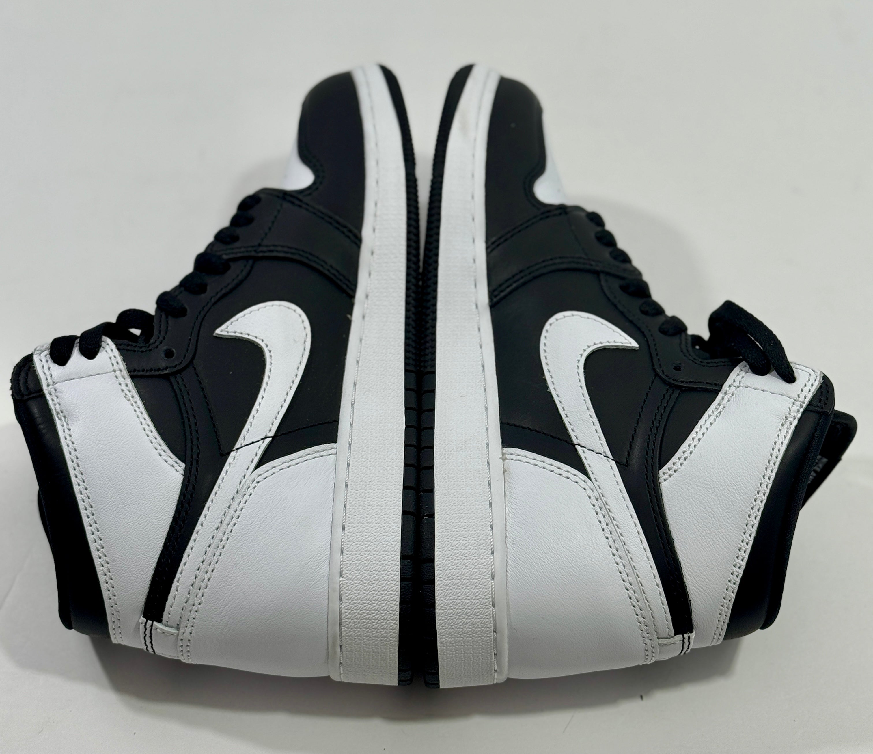 NEW SIZE 6.5 YOUTH- AIR JORDAN 1 RETRO HIGH OG "BLACK WHITE" 2024
