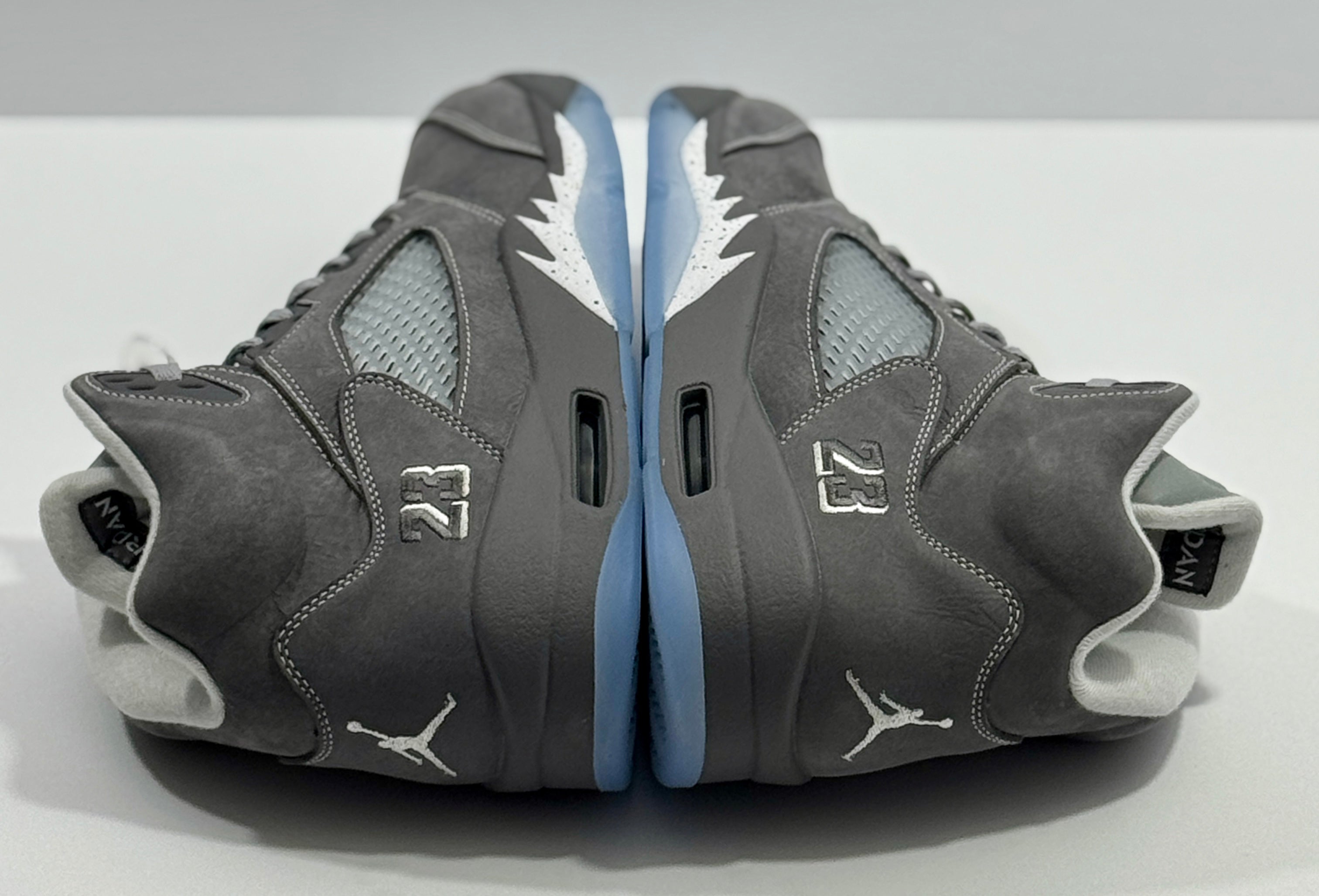 NEW SIZE 9.5 MENS - AIR JORDAN 5 RETRO "WOLF GREY" 2026